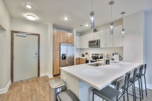 冷蔵庫、電子レンジ、オーブン、コンロ