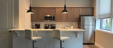 Kjøleskap, mikrobølgeovn, ovn og kokeplater