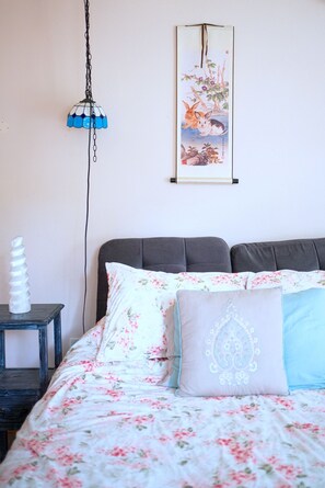 1 bedroom, desk, WiFi, bed sheets