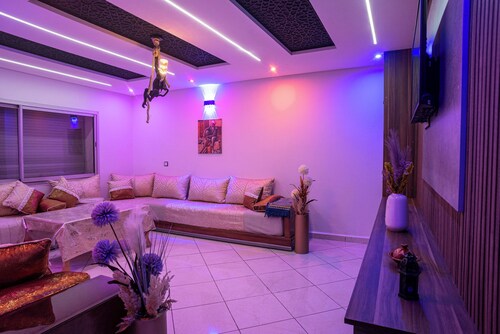 Chic Modern Apartment Steps from The Train Station. Fully Renovated