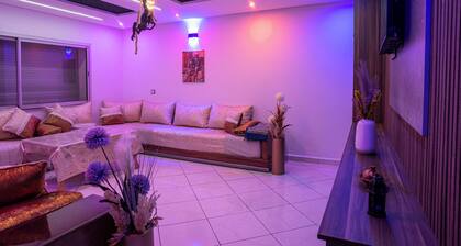 Chic Modern Apartment Steps from The Train Station. Fully Renovated