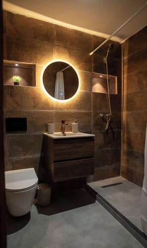 Towels, soap, shampoo, toilet paper - Chic Modern Apartment Steps from The Train Station. Fully Renovated (Unknown)