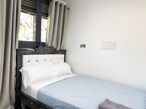 1 habitación, tabla de planchar con plancha, wifi y ropa de cama