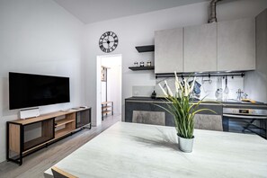 Fridge, oven, stovetop, dishwasher