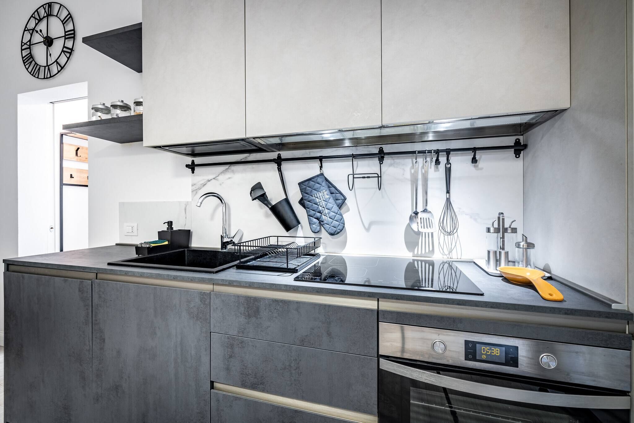 Jääkaappi, mikroaaltouuni, uuni, liesi