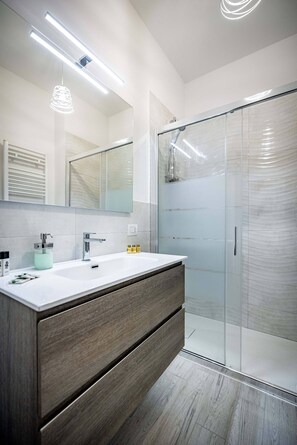 Dusche, Haartrockner, Bidet, Seife