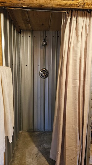Shower, hair dryer, towels, soap - Cozy Roost Retreat (Orient)