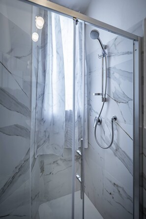 Douche, sèche-cheveux, bidet, savon