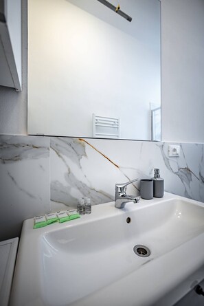 Haartrockner, Handtücher, Seife, Shampoo