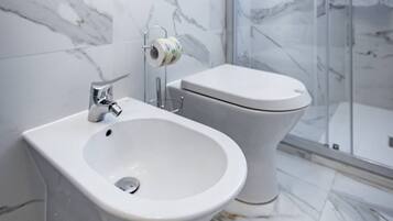 Doccia, asciugacapelli, bidet, sapone