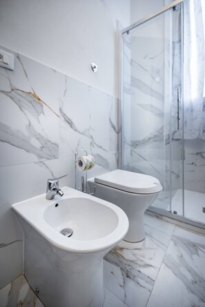 Doccia, asciugacapelli, bidet, sapone