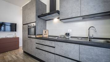 Ovn, kokeplater, kaffetrakter/tekoker og kjøkkenutstyr