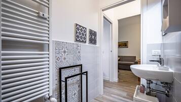 Een douche, een haardroger, een bidet, handdoeken