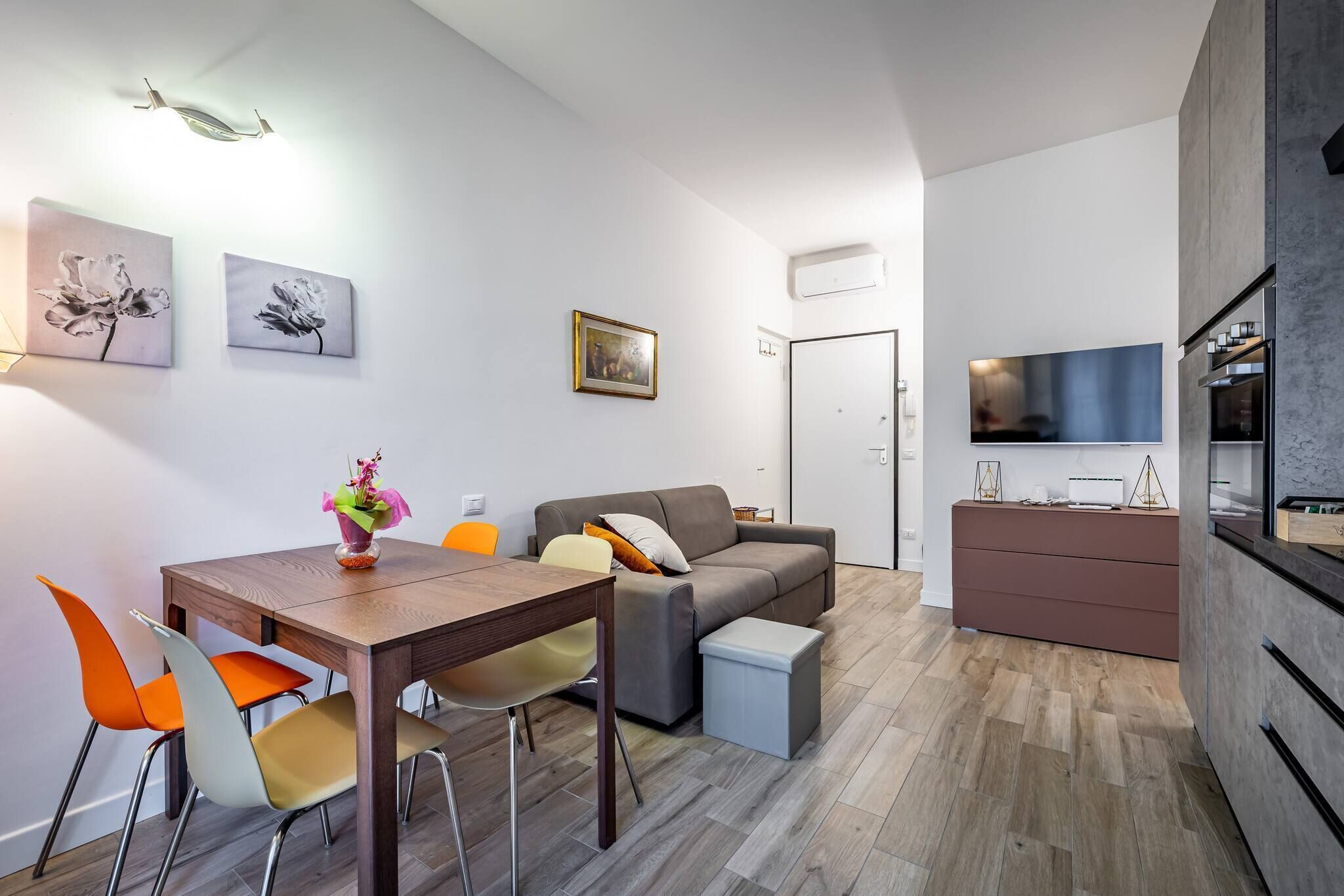 Een televisie en boeken