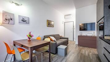 Een televisie en boeken