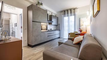 Een televisie en boeken