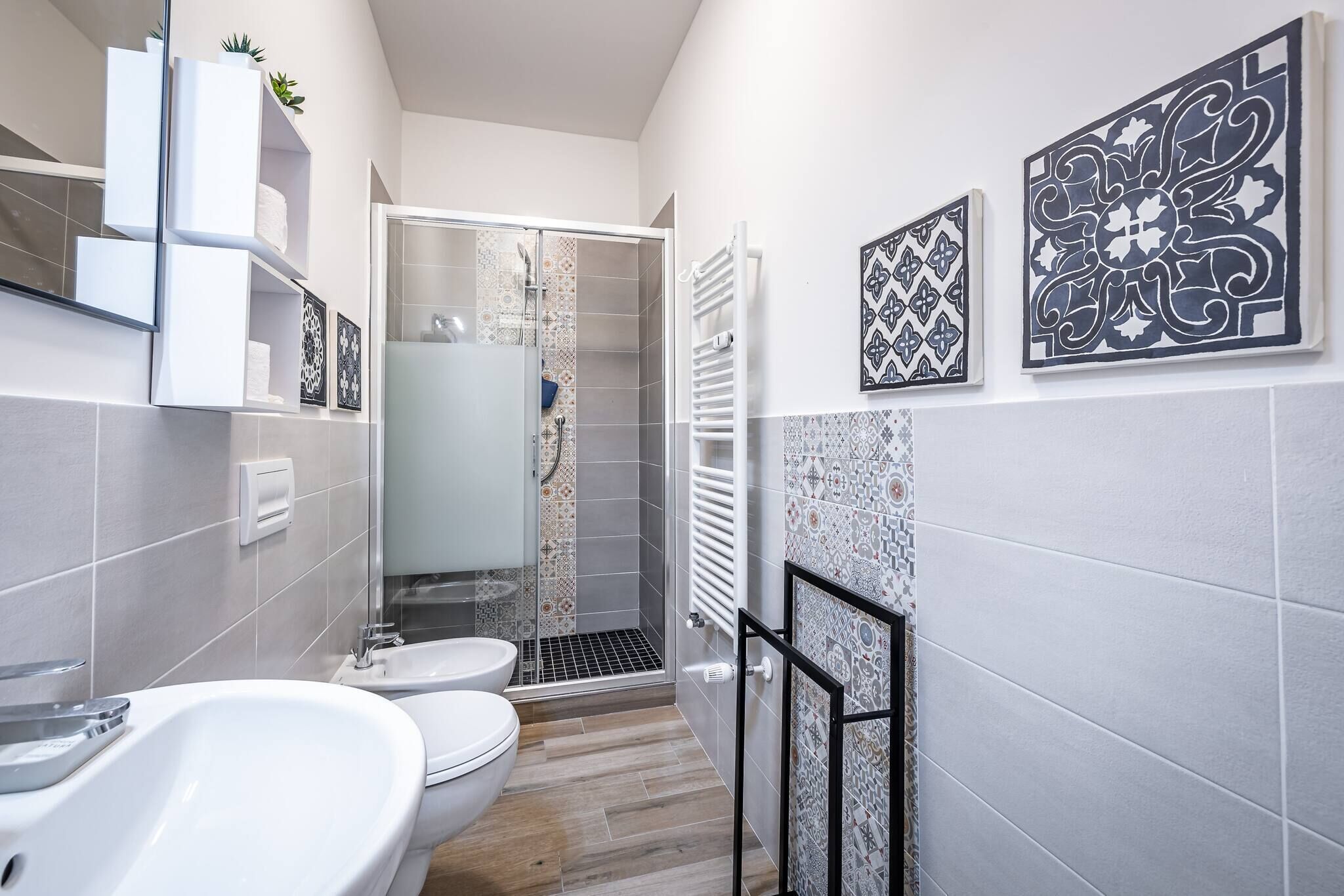 Douche, sèche-cheveux, bidet, serviettes fournies