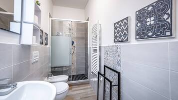 Douche, sĂšche-cheveux, bidet, serviettes fournies