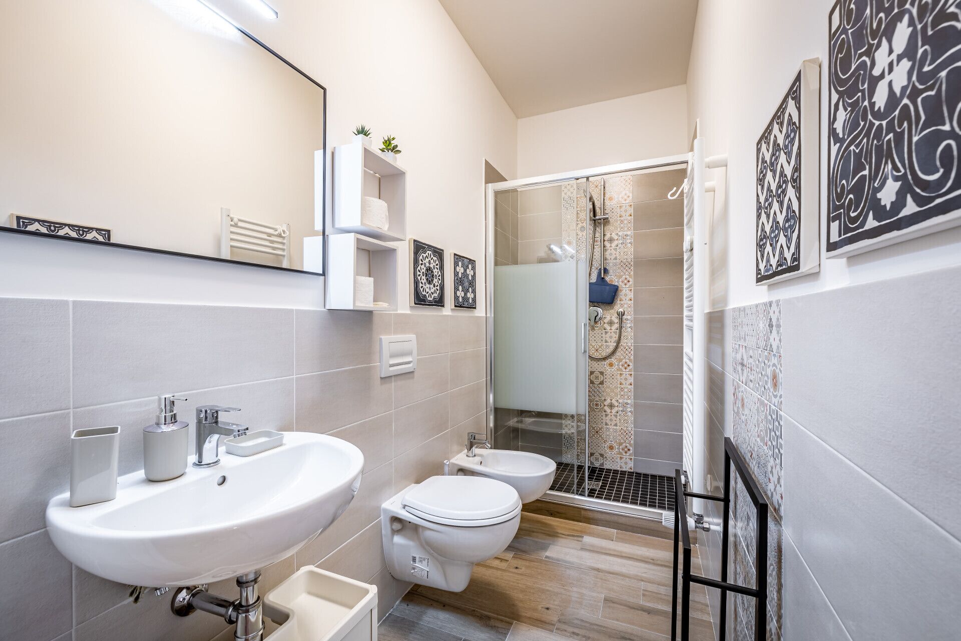 Suihku, hiustenkuivaaja, bidee, pyyhkeet