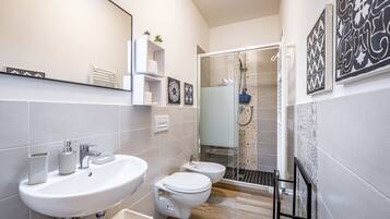 Suihku, hiustenkuivaaja, bidee, pyyhkeet