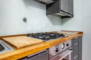 Kühlschrank, Mikrowelle, Ofen, Herdplatte