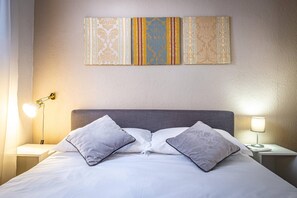 1 habitación, tabla de planchar con plancha y cuna de viaje 