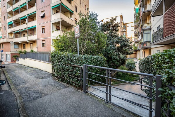 Unclassified image, 1 of 28, button - YiD bright with parking (Firenze)