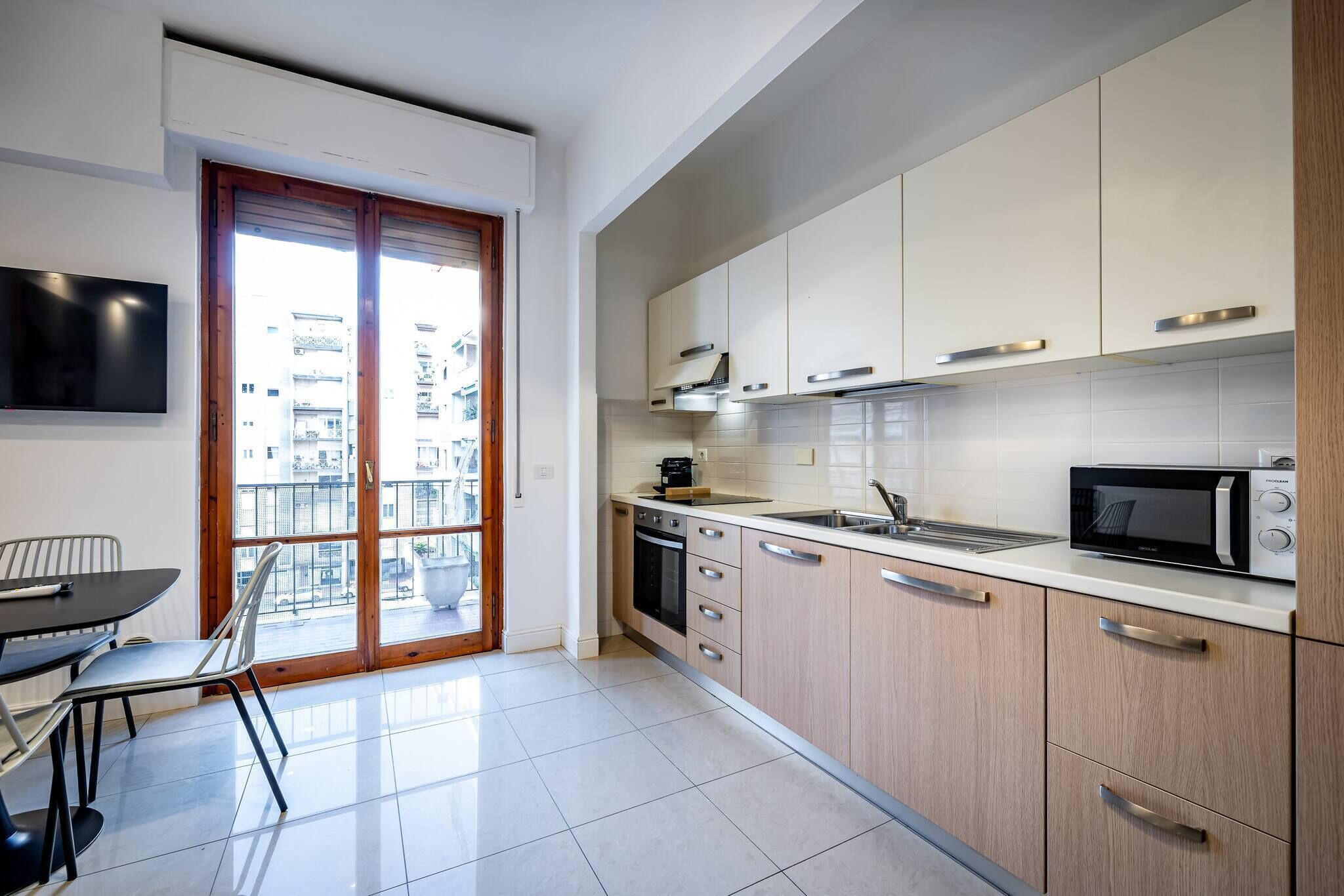 Réfrigérateur, four à micro-ondes, un four, surface de cuisson