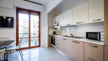 Réfrigérateur, four à micro-ondes, un four, surface de cuisson
