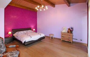 5 chambres, fer et planche à repasser, lit de bébé portatif