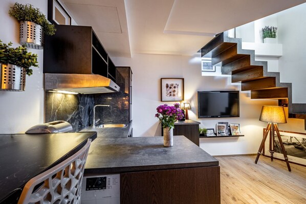 Fridge, stovetop, dishwasher, coffee/tea maker