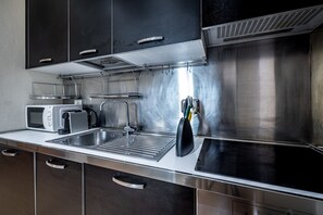 Réfrigérateur, micro-ondes, four, plaque de cuisson