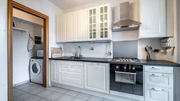 KĂŒhlschrank, Mikrowelle, Ofen, Herdplatte