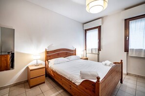 2 soverom, strykejern/-brett, reiseseng for barn og wi-fi (inkludert)