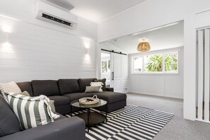 Una Smart TV, una mesa de tenis de mesa