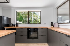 Fridge, microwave, oven, stovetop - Lachies House Byron Bay (Byron)