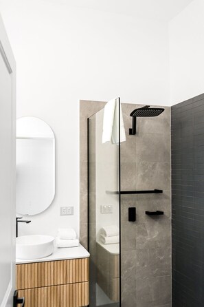 Secador de pelo y toallas