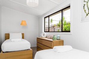 4 bedrooms, iron/ironing board, free WiFi, bed sheets - Lachies House Byron Bay (Byron)
