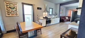 Interior - 2 King beds only 2 miles to DT and Riverwalk Private Home (San Antonio)
