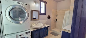 Shower, hair dryer, bidet, towels - 2 King beds only 2 miles to DT and Riverwalk Private Home (San Antonio)