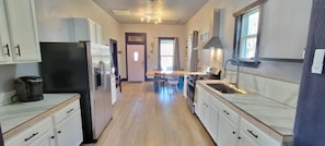 Private kitchen - 2 King beds only 2 miles to DT and Riverwalk Private Home (San Antonio)