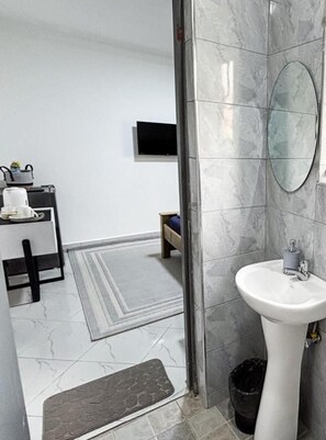 Douche, serviettes fournies, savon, papier de toilette