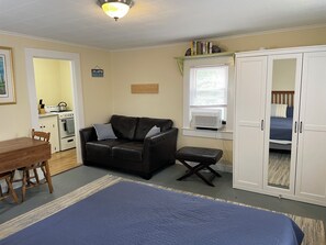 1 bedroom, WiFi, bed sheets - Cozy studio in downtown Ogunquit - 10 min walk to beach and Marginal Way (Ogunquit)