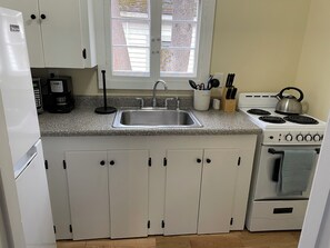 Private kitchen - Cozy studio in downtown Ogunquit - 10 min walk to beach and Marginal Way (Ogunquit)