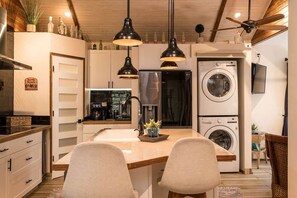 Microondas, horno, placa de cocina y lavavajillas