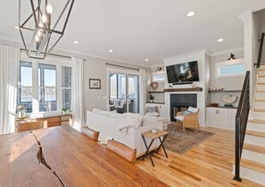 Televisión y chimenea 