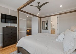 4 bedrooms, iron/ironing board, travel crib, free WiFi - Barefoot Bliss w/Stunning Waterfront Lot & Pool (Winchester)