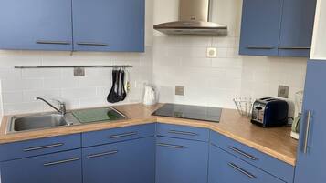 Een koelkast, een microgolfoven, een broodrooster