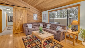 House, Multiple Beds (Witch Hazel - Unit 1) | Living area