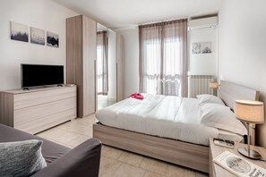 1 slaapkamer, een strijkplank/strijkijzer, wifi, beddengoed